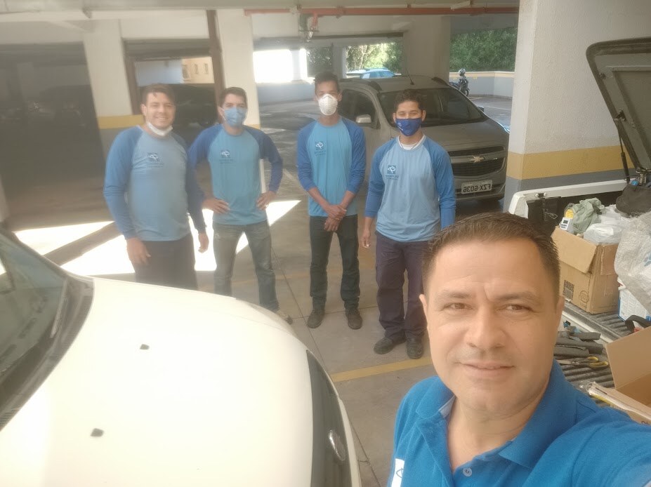 Gilson Silva com a equipe e veículos da Gil Piscinas