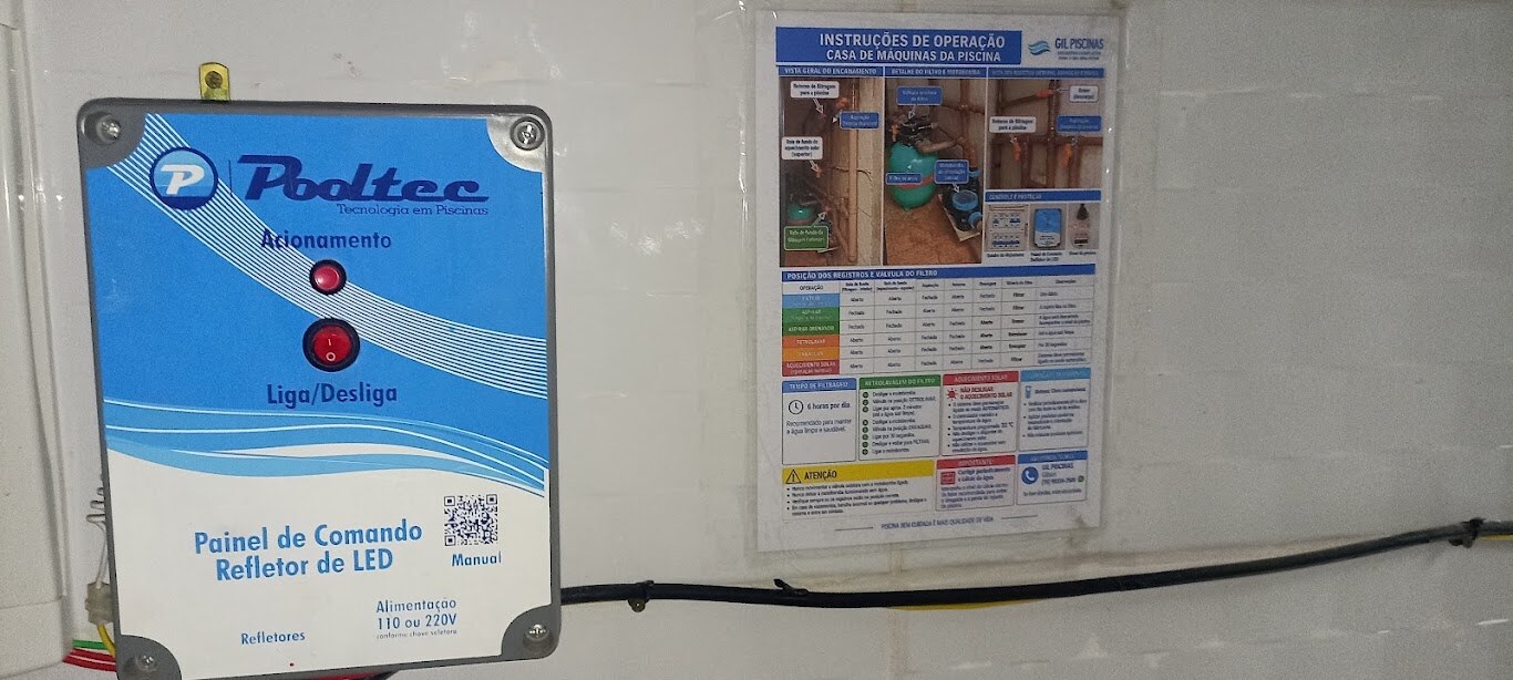 Instruções de operação instaladas ao lado do painel de comando da piscina