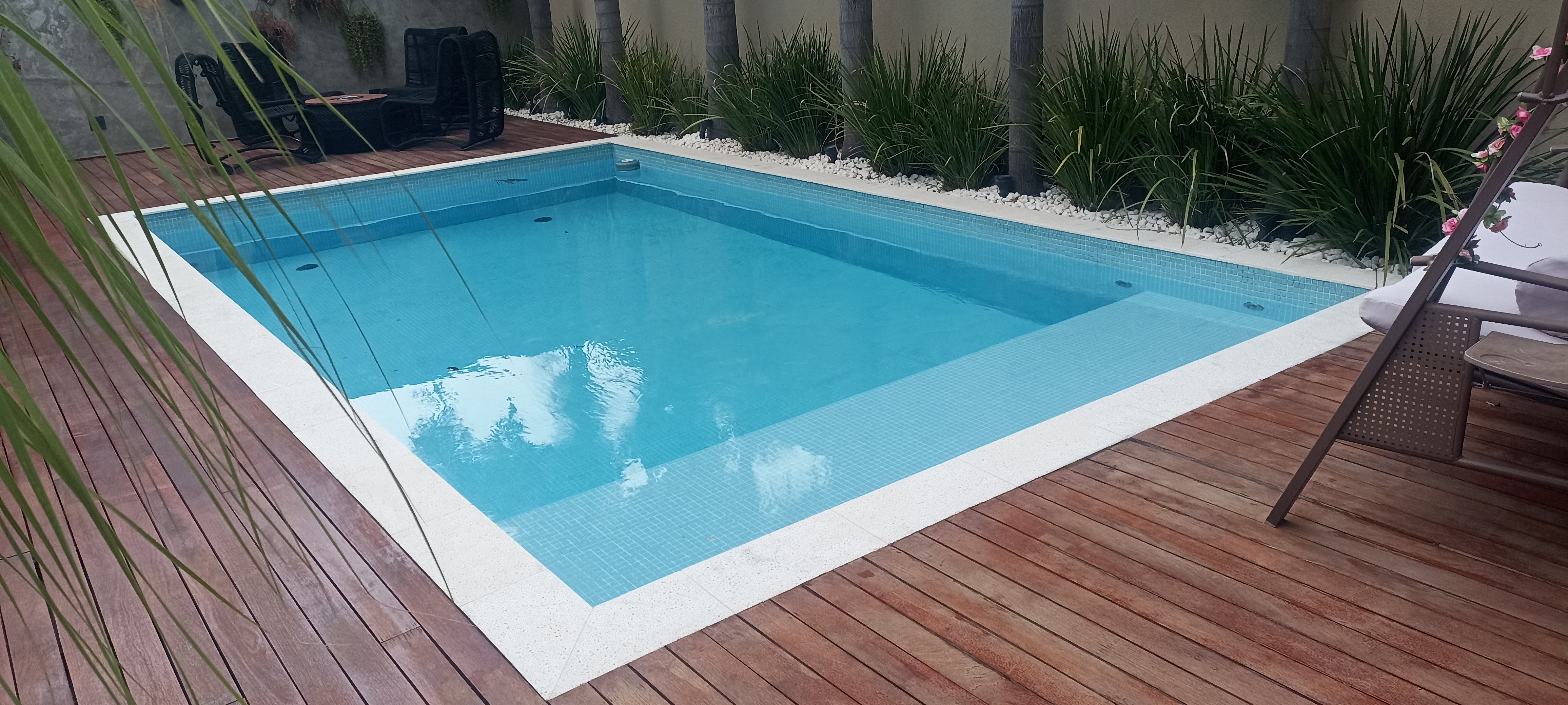 Piscina com água limpa e equilibrada