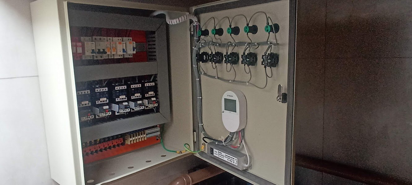 Componentes internos de quadro de comando