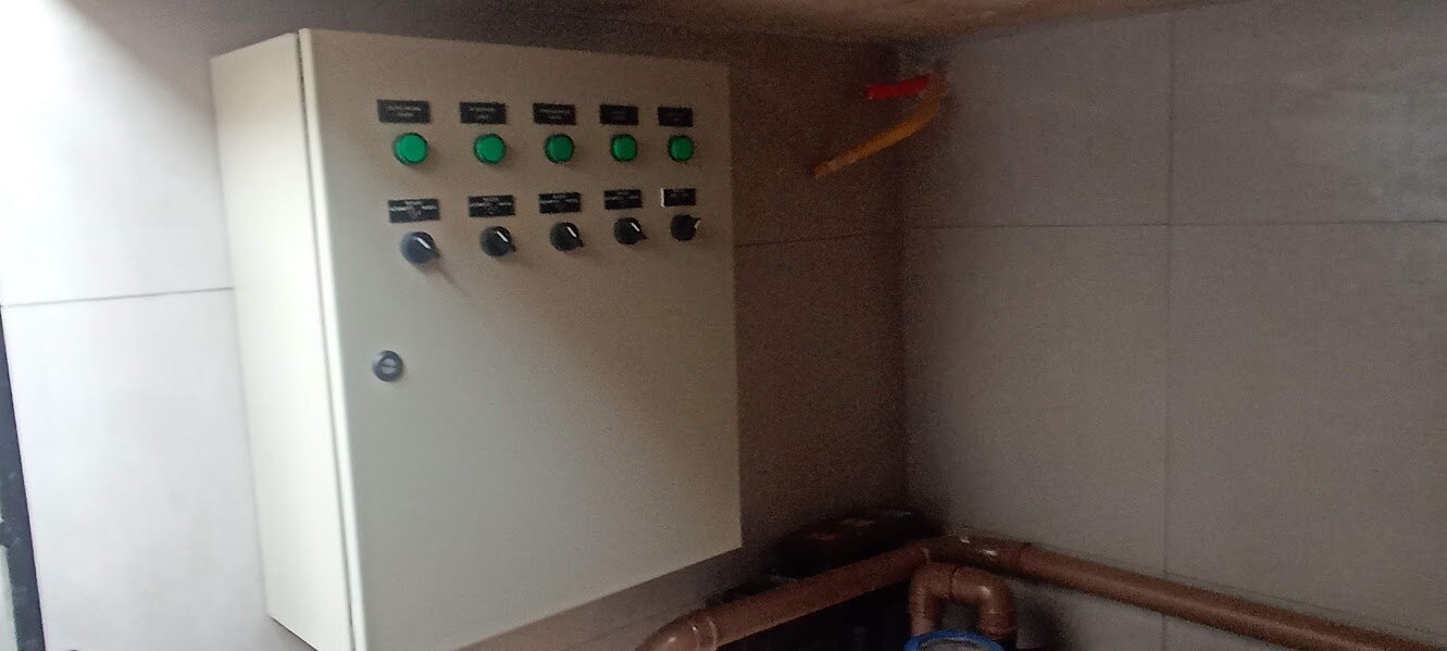 Painel de automação de piscina instalado pela Gil Piscinas