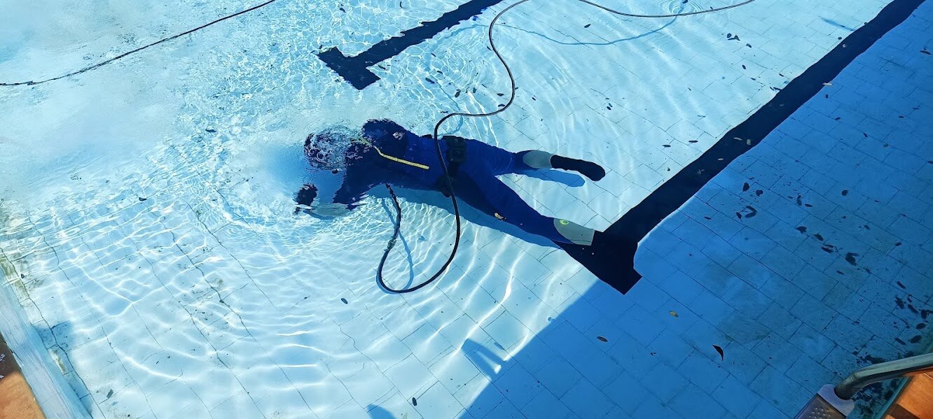 Inspeção subaquática para localizar vazamento em piscina