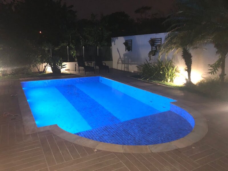 Piscina com iluminação subaquática instalada