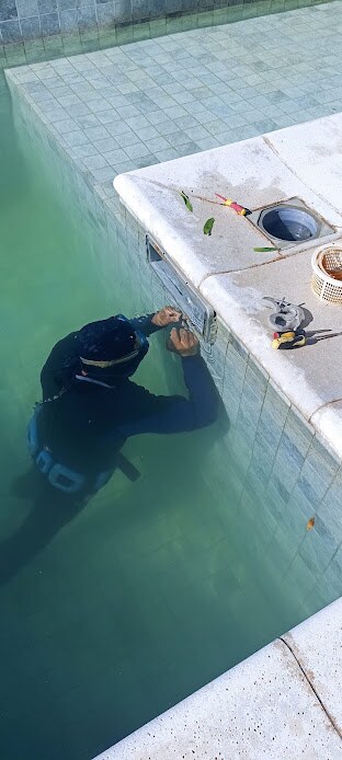 Inspeção localizada na parede da piscina