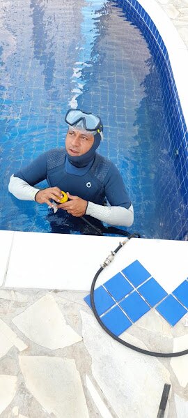 Reparo executado dentro da piscina